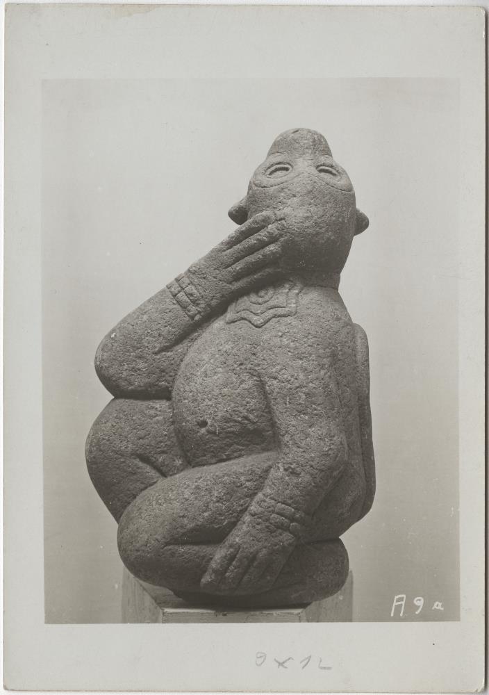 "Steinfigur eines tanzenden Affen mit Armringen und Schneckenbrustschmuck des Macuilxochitl (?)"