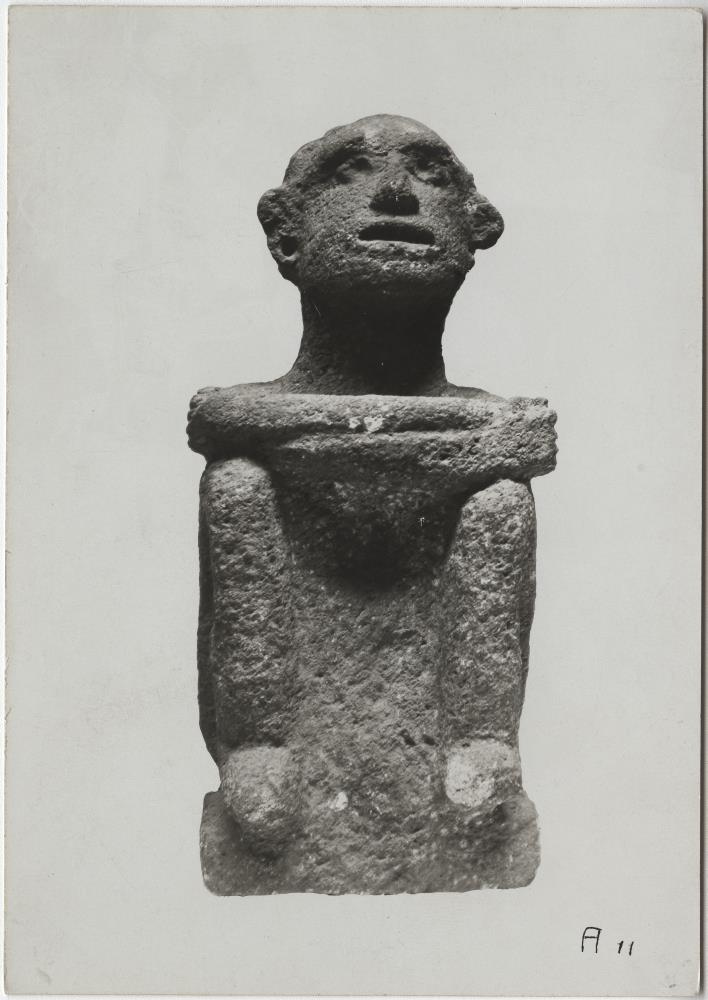 Hockende männliche Figur, Typus des Gottes Xipe. Höhe: 52 cm (B.T.)