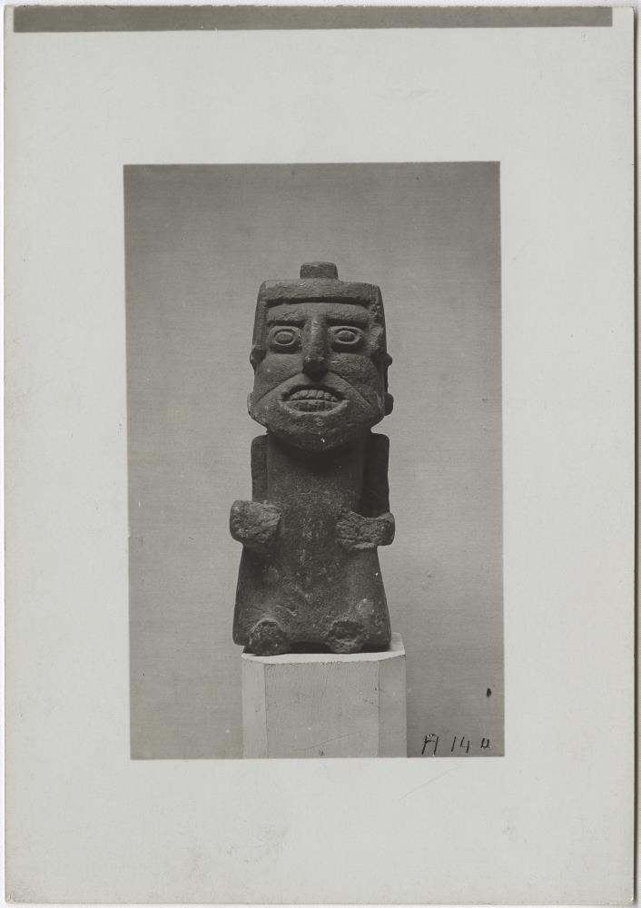 Steinfigur. Plump und plat gearbeitet. Höhe 23 cm. Vorderansicht.
