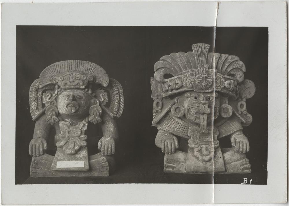 Zwei Figurengefäße aus Ton. Höhe: 25-40cm. Sammlung Guillermo de Heredia.
