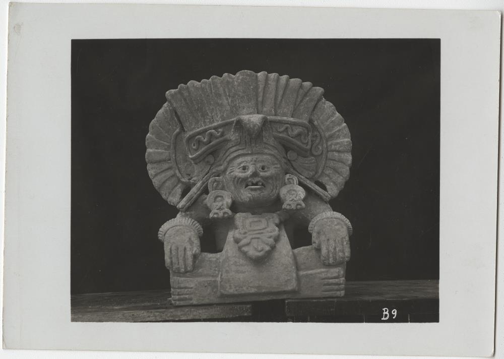 Figurengefäß aus Ton. Höhe 25-40cm. Sammlung Guillermo de Heredia.