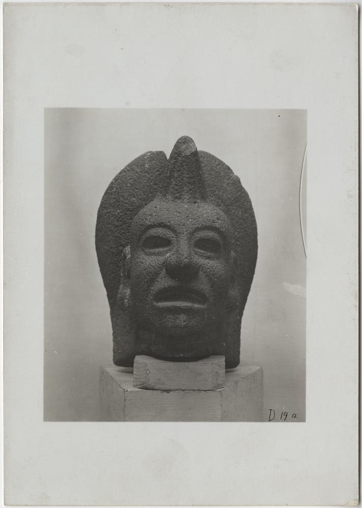 Menschenkopf mit scheitelkamm, Vorderansicht, 21cm Höhe. -Palma- Sammlung Guillermo de Heredia.