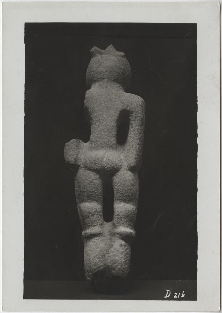Männliche Steinfigur mit Vogelhelmmaske, Rückseite. (Arm und kleinere Teile herausgebrochen). Sammlung Guillermo de Heredia.