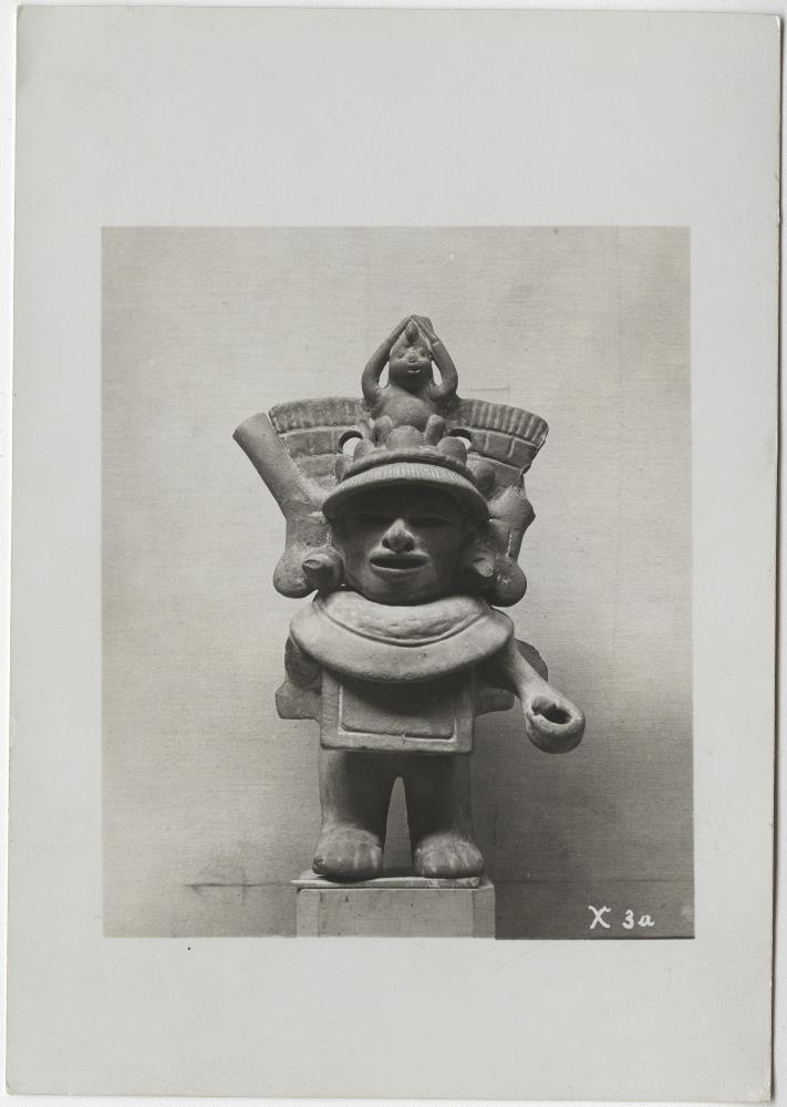 Tonfigur stehend.  Sammlung Guillermo de Heredia.