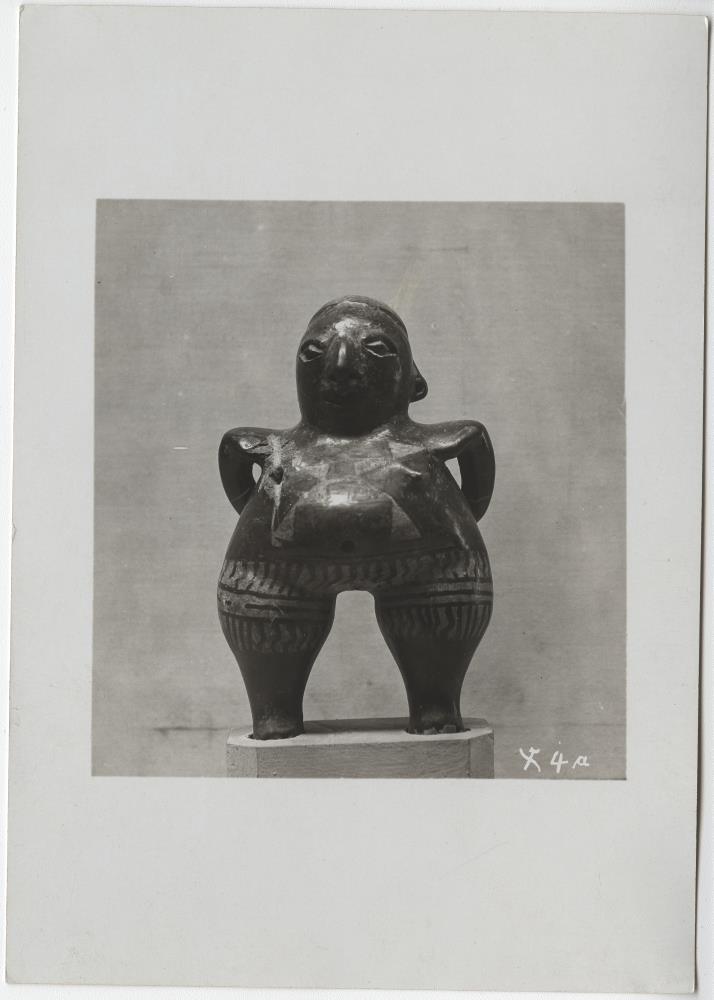 Tonfigur stehend (Vorderseite).  Sammlung Guillermo de Heredia.
