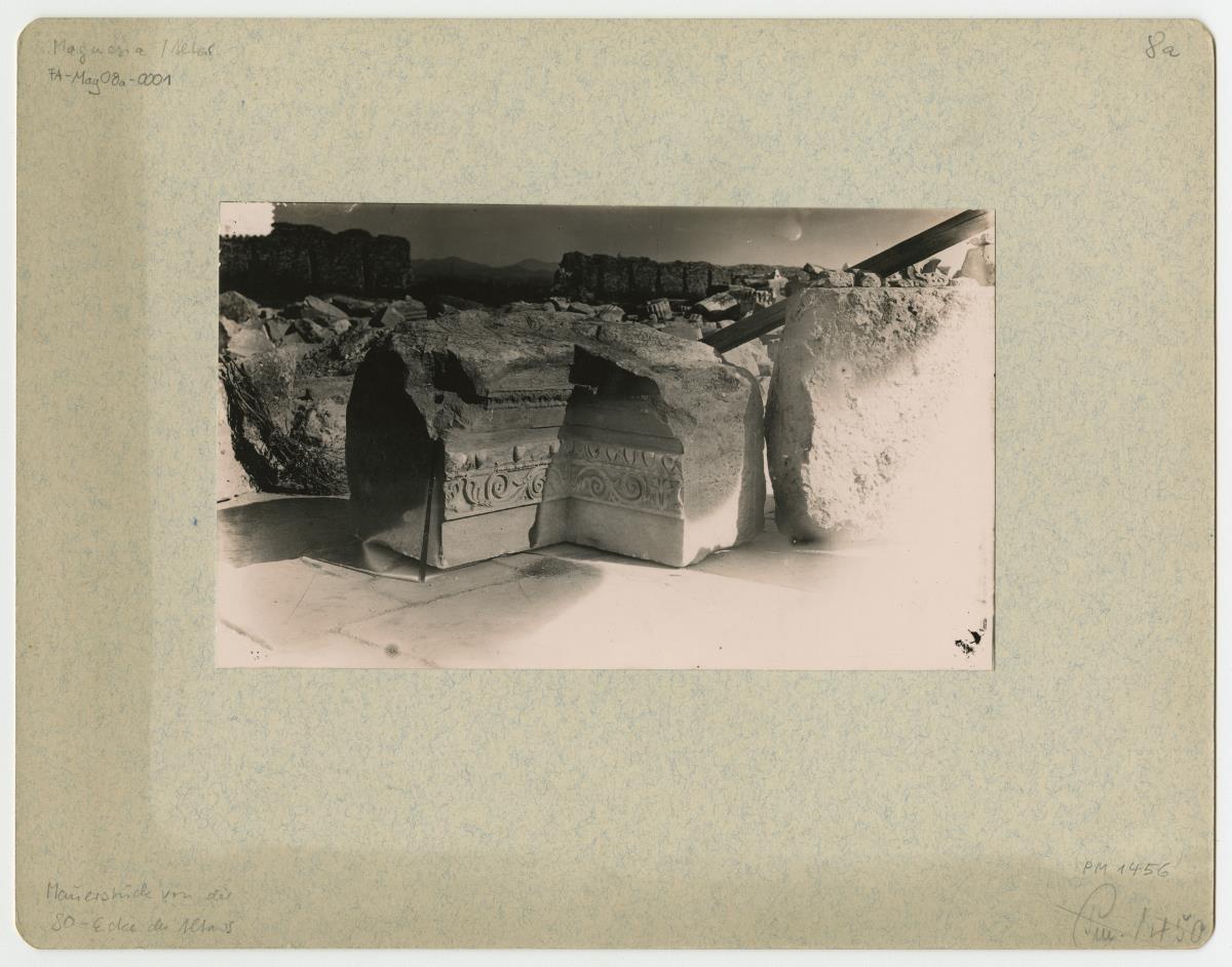 Magnesia am Mäander, Artemisaltar, Südostecke
