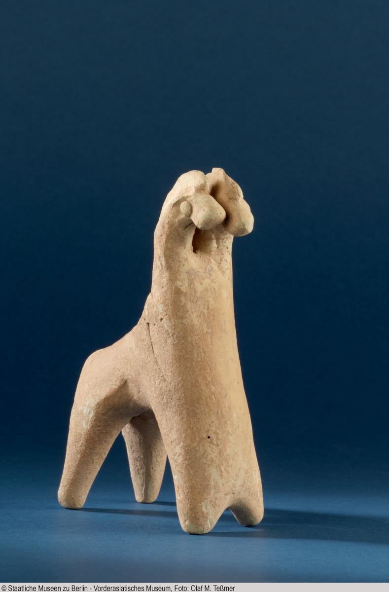 Fragment einer Reiterin auf einem Pferd mit zwei Köpfen