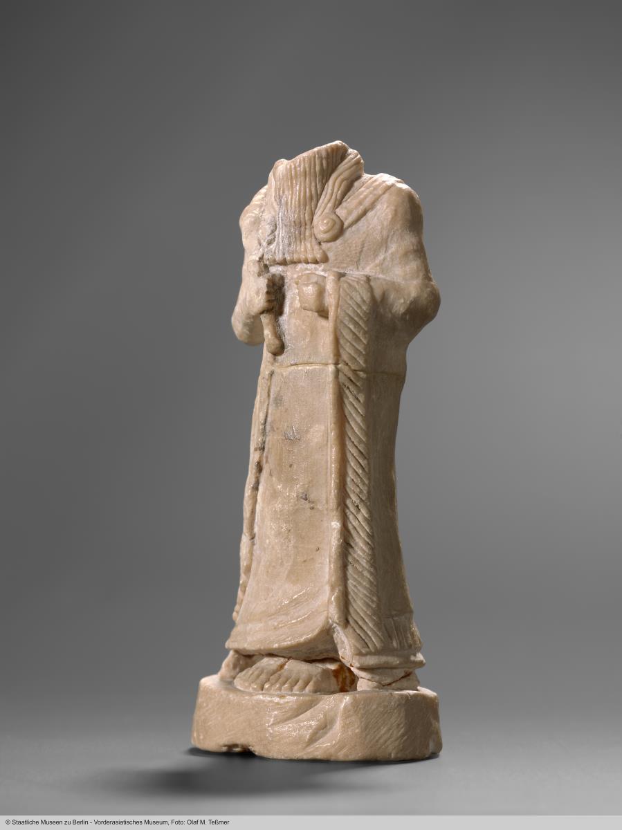 Statuette eines Mannes mit Peitsche