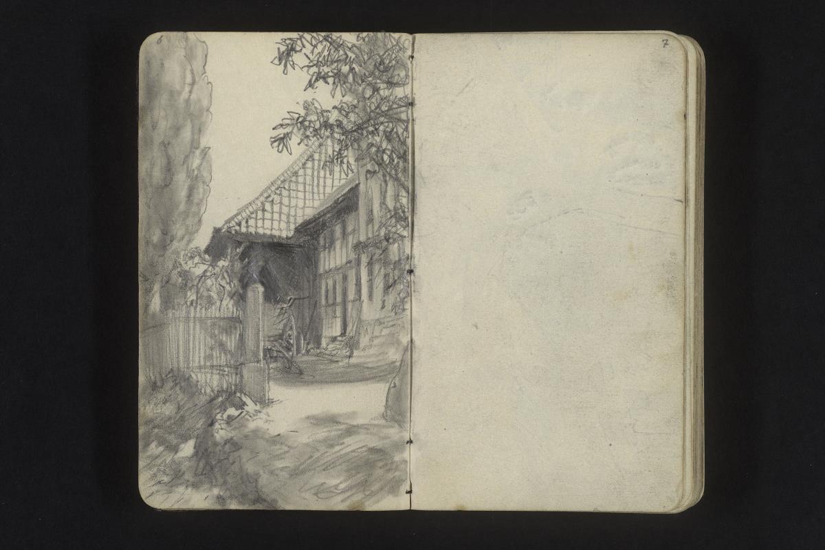 Hof eines Bauernhauses mit Scheune und Wagen davor