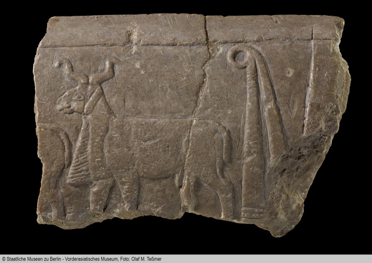 Randfragment eines reliefierten Beckens