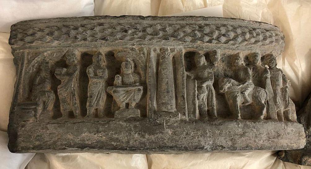 Zwei erzählende Szenen unter Lorbeerblattstab (Fragment): Buddha reitet auf dem Widder zur Schule (rechts); Buddha beim Schulunterricht (links)