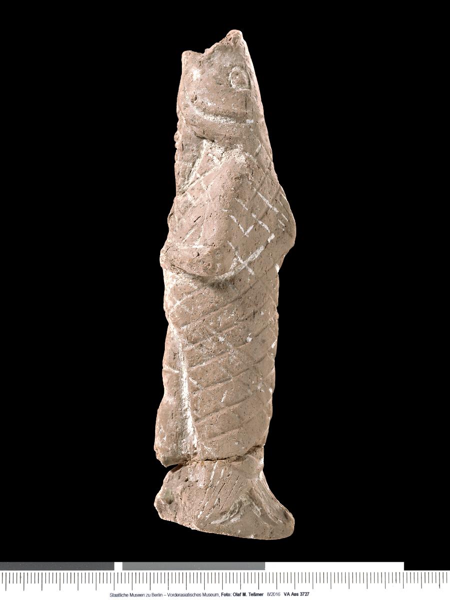 Statuette eines Mannes im Fisch-Gewand