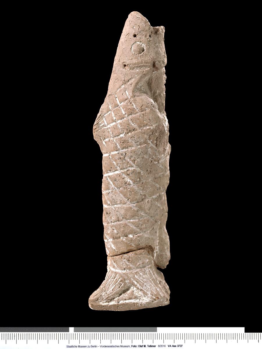 Statuette eines Mannes im Fisch-Gewand