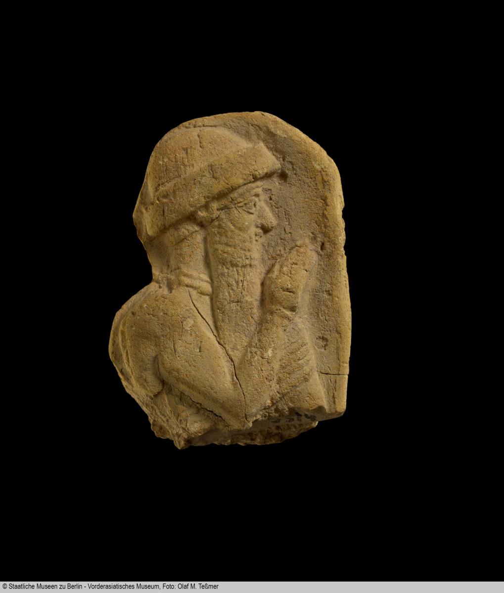 Terrakottenfragment mit seitlicher Darstellung eines Mannes