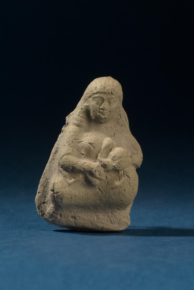 Terrakotte einer weiblichen Figur mit Säugling im Arm