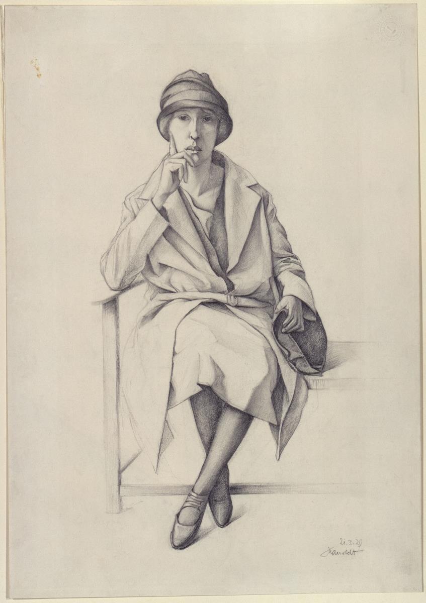 Sitzendes junges Mädchen von vorn, in Mantel und Hut