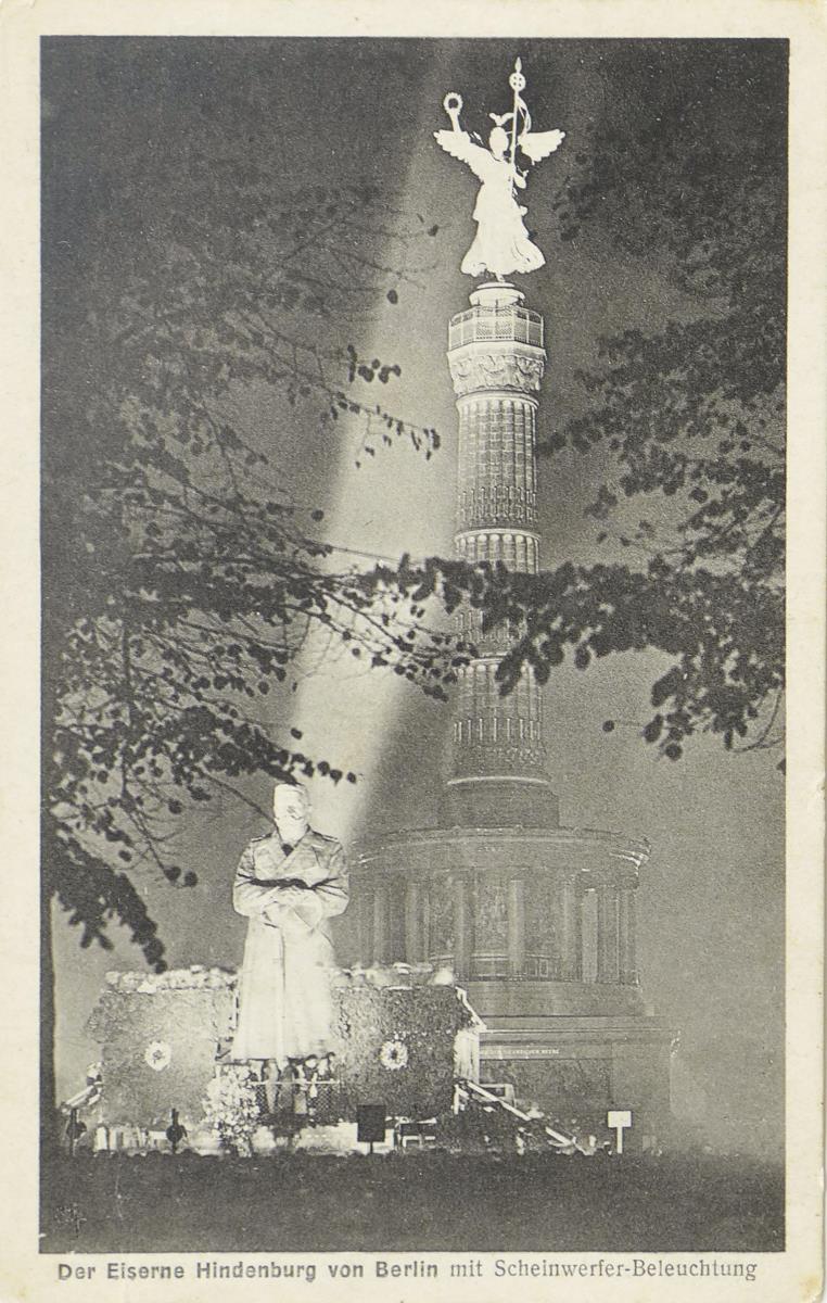Der Eiserne Hindenburg von Berlin mit Scheinwerfer-Beleuchtung.