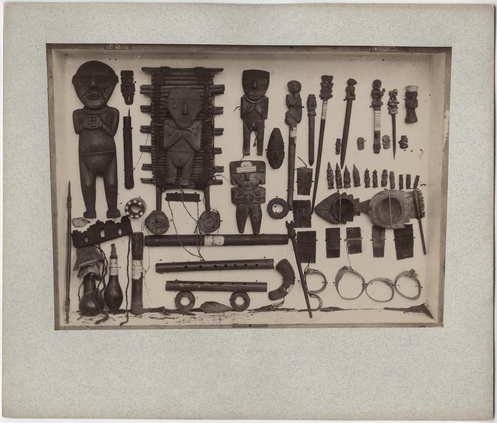 Flöten, Holzfiguren u.a. aus der Sammlung Macedo