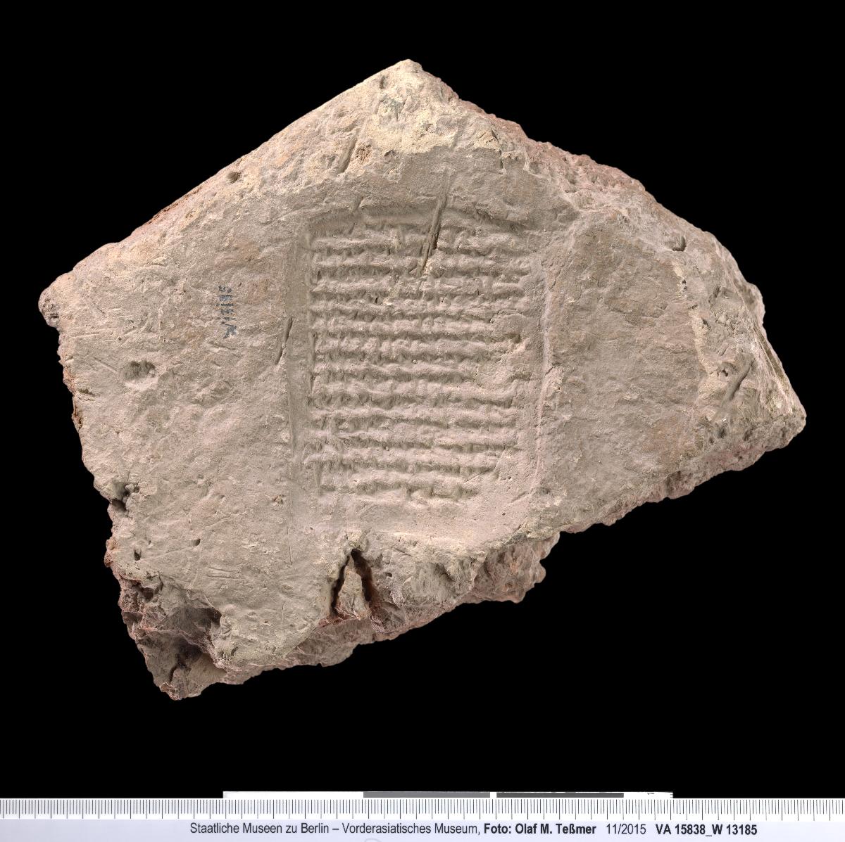 Ziegelfragment mit gestempelter Bauinschrift