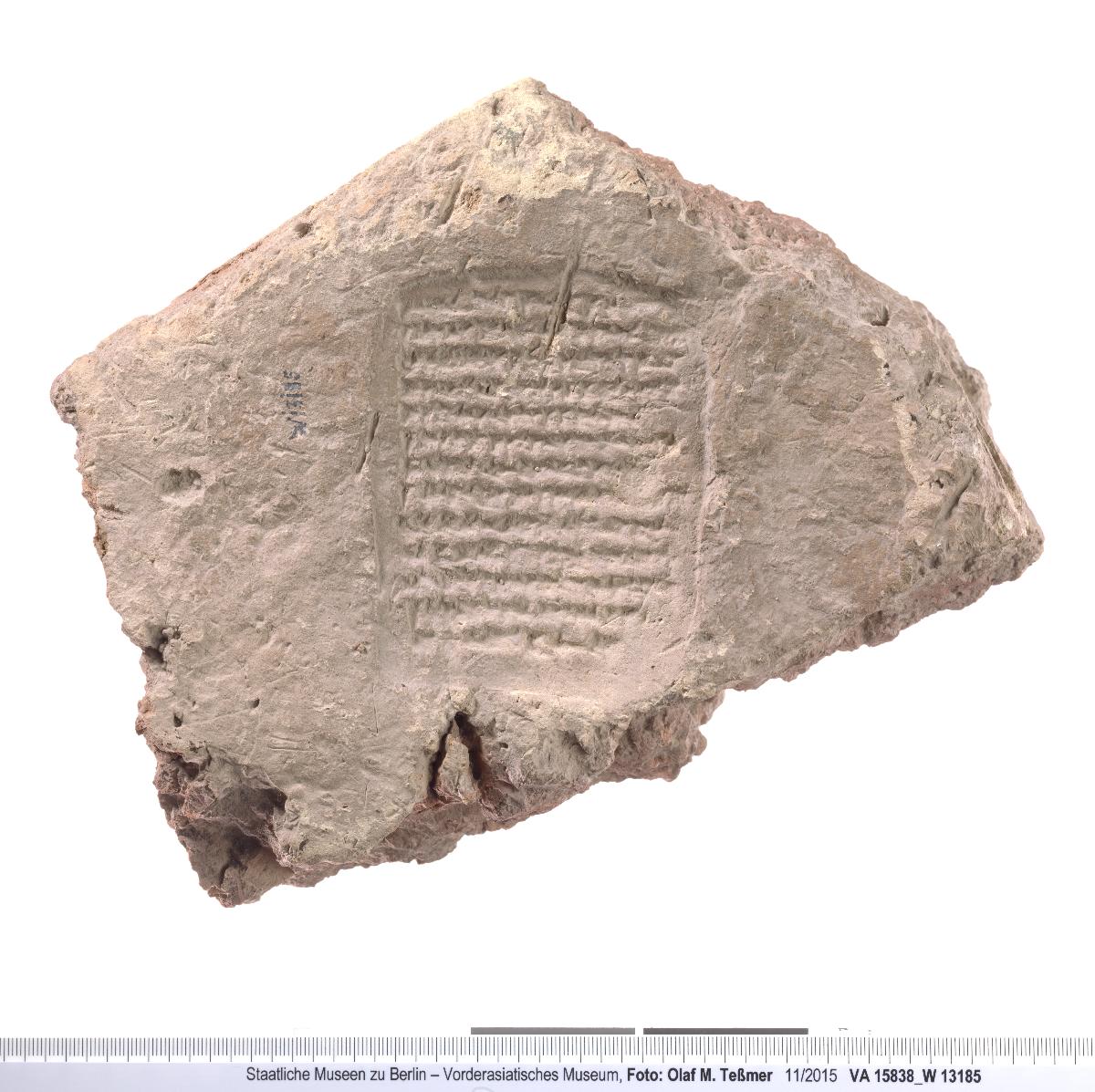 Ziegelfragment mit gestempelter Bauinschrift