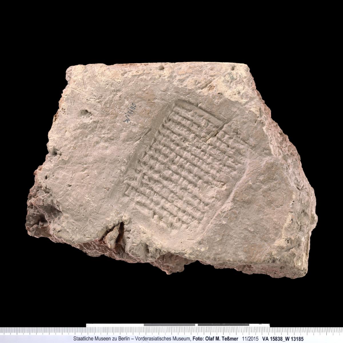 Ziegelfragment mit gestempelter Bauinschrift