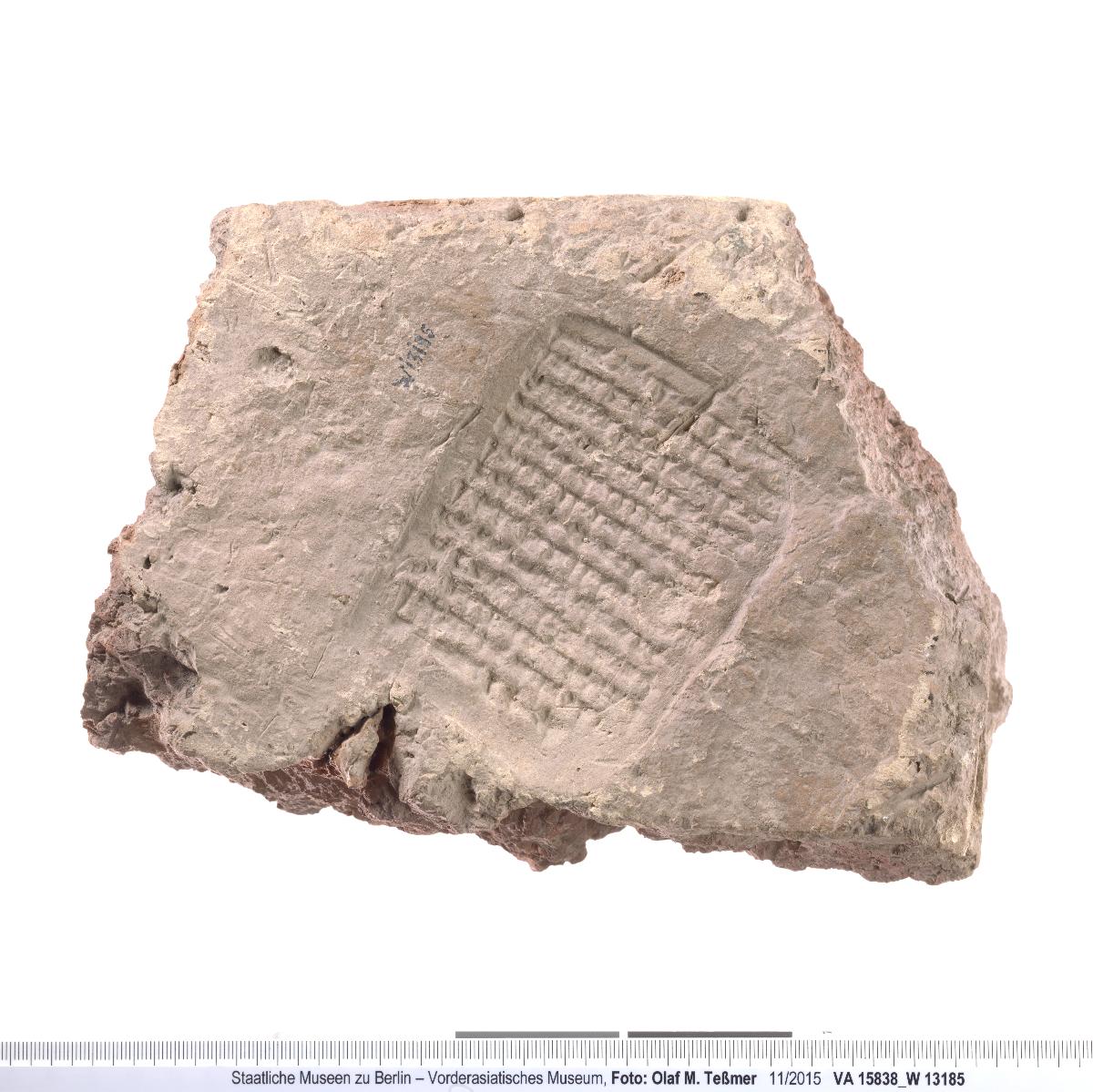 Ziegelfragment mit gestempelter Bauinschrift