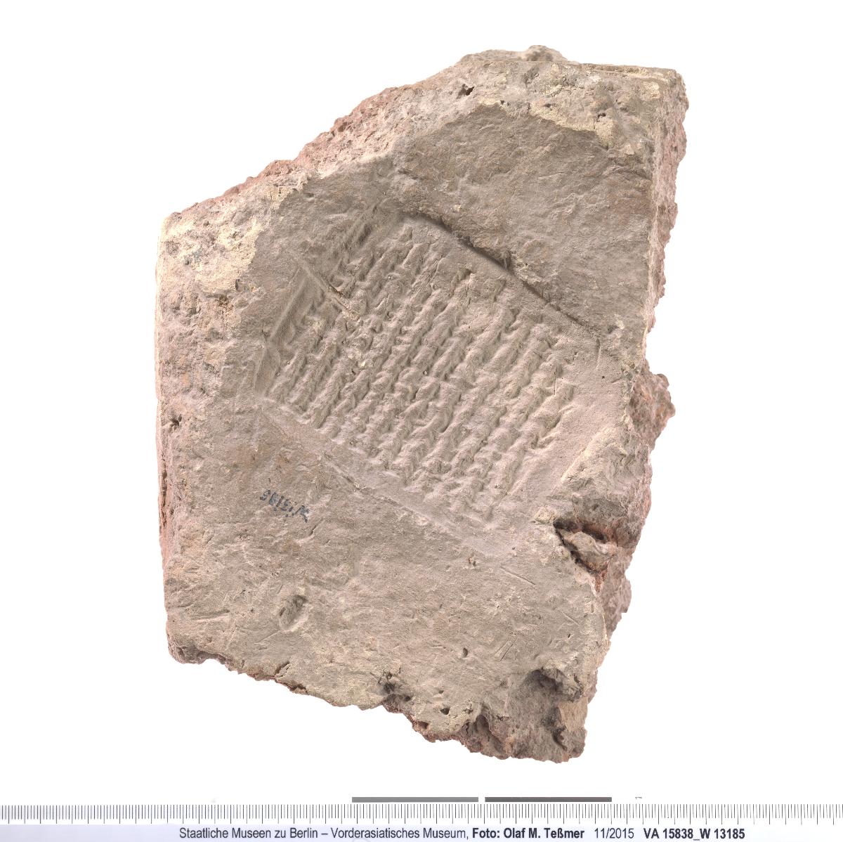Ziegelfragment mit gestempelter Bauinschrift