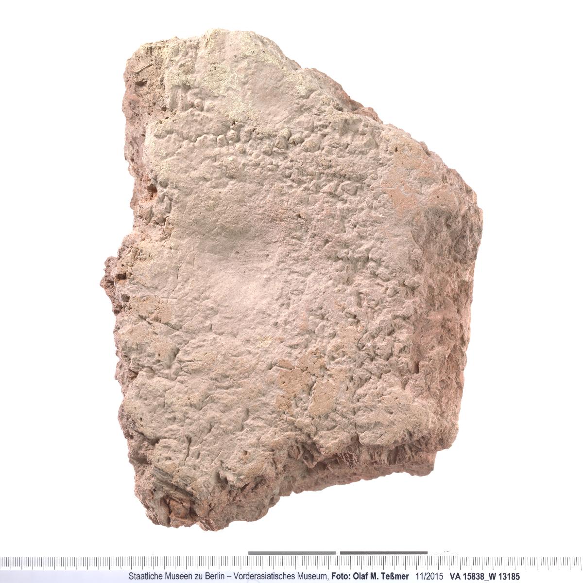 Ziegelfragment mit gestempelter Bauinschrift