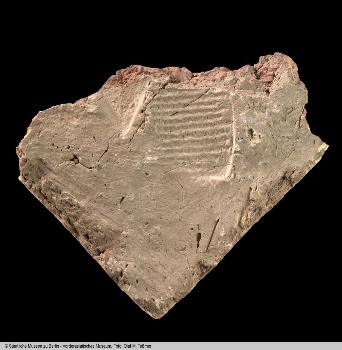 Ziegelfragment mit gestempelter Bauinschrift