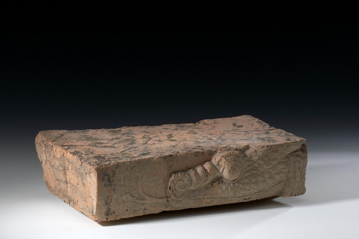 Reliefziegelfragment mit Teil eines Drachenkopfes