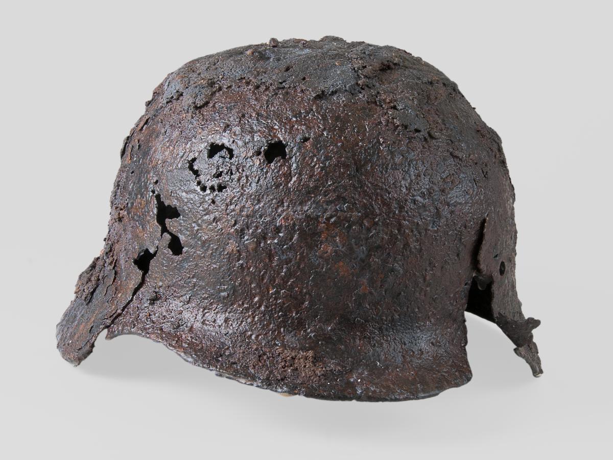 Deutscher Stahlhelm Typ M35 mit Einschussloch