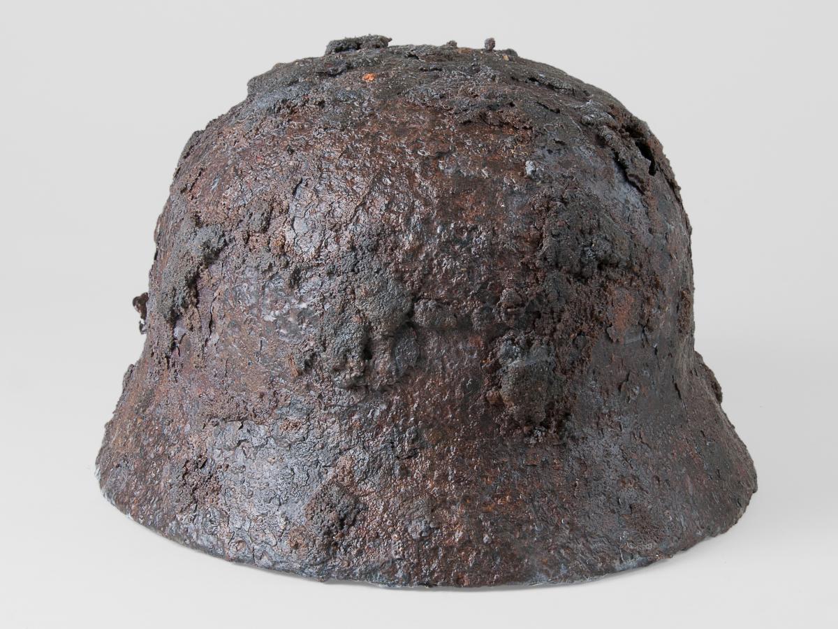 Deutscher Stahlhelm Typ M35 mit Einschussloch