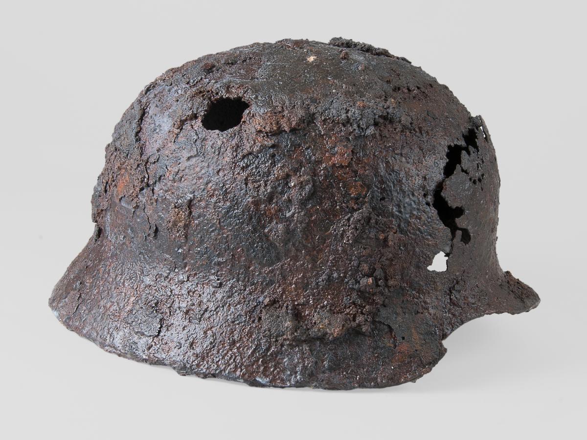 Deutscher Stahlhelm Typ M35 mit Einschussloch