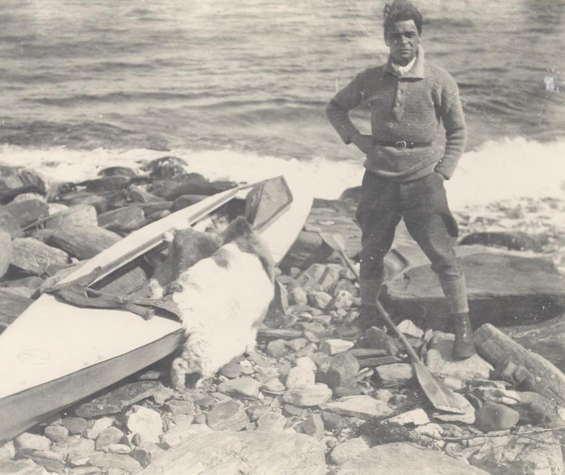Franz Dubbick neben seinem Faltboot