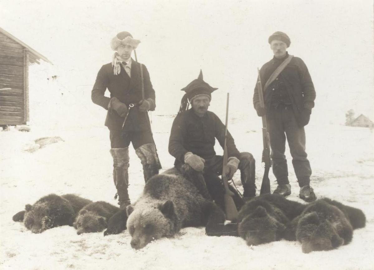 Jäger mit erlegten Bären