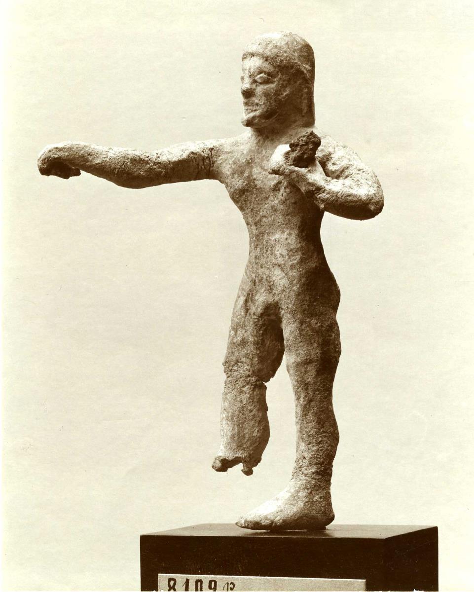 Statuette eines stehenden nackten Mannes