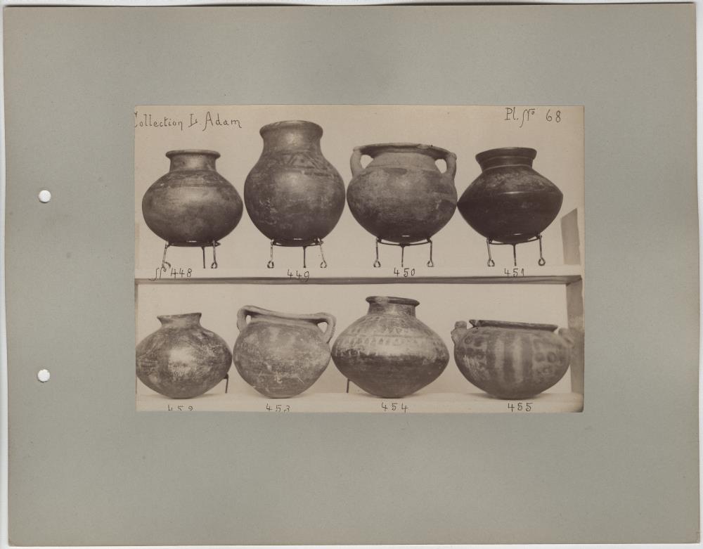Acht Tongefäße. Sammlung L. Adam
