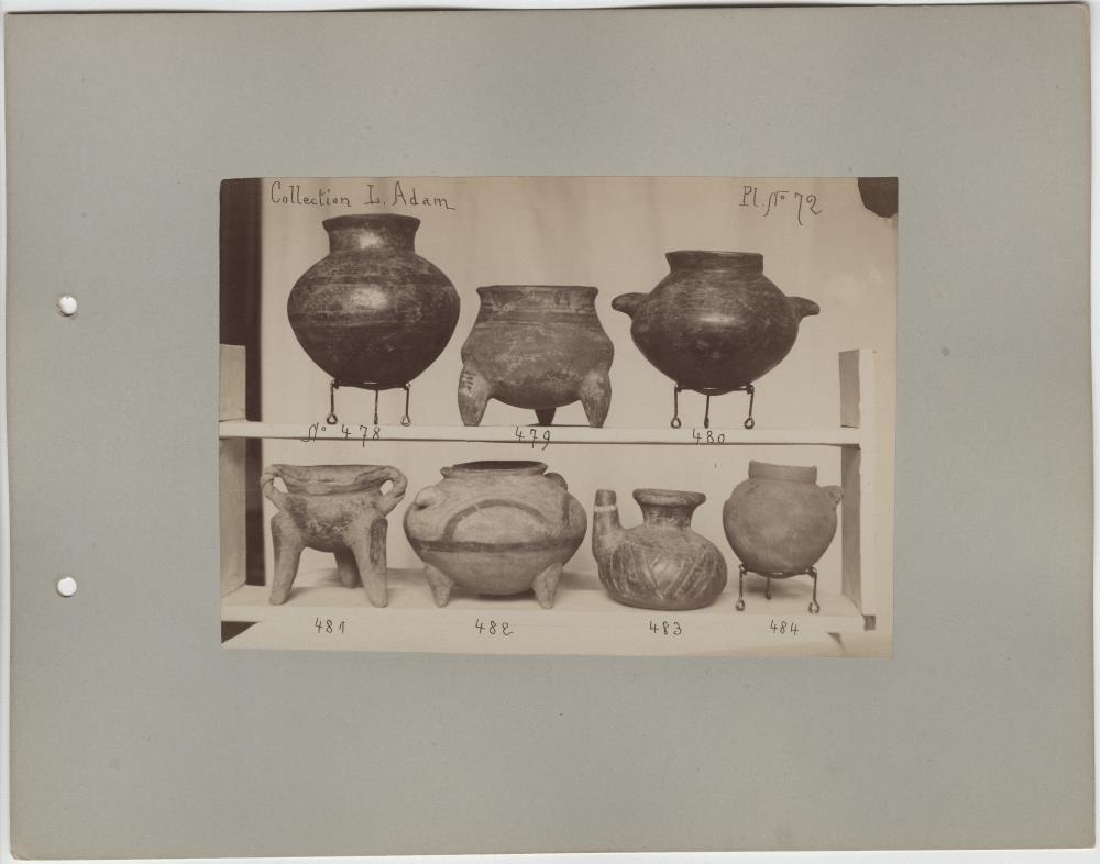 Sieben Tongefäße. Sammlung L. Adam