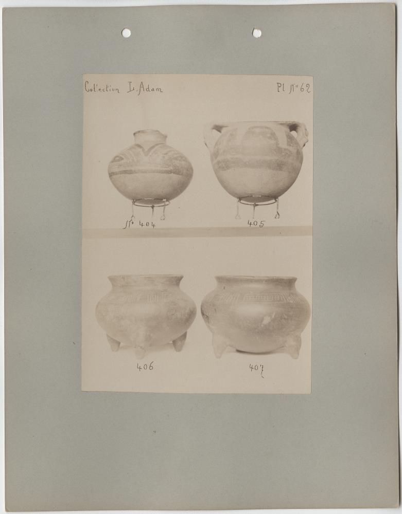 Vier Tongefäße. Sammlung L. Adam