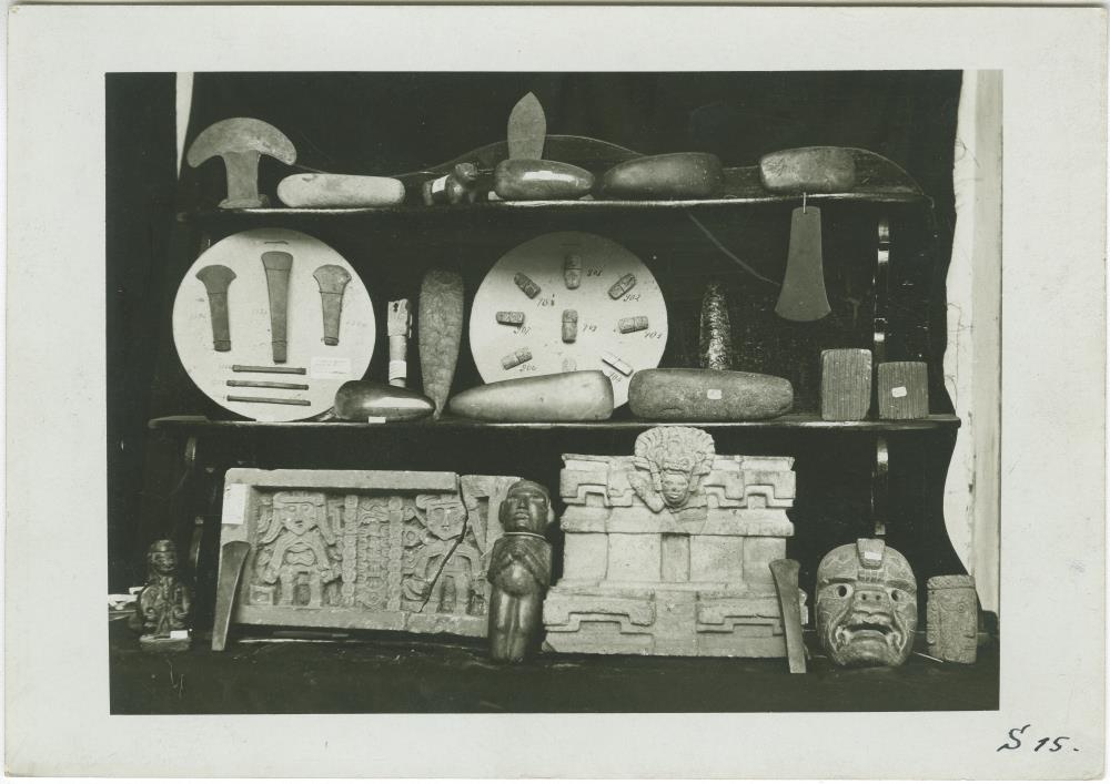 Steinbeilklingen, Steinfiguren u.a.