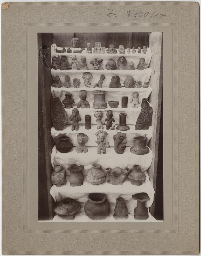 Tonfiguren, Tongefäße u.a. (Sammlung Pablo Y. Sanchez, von einer Insel an der Mündung des Rio Carapas)