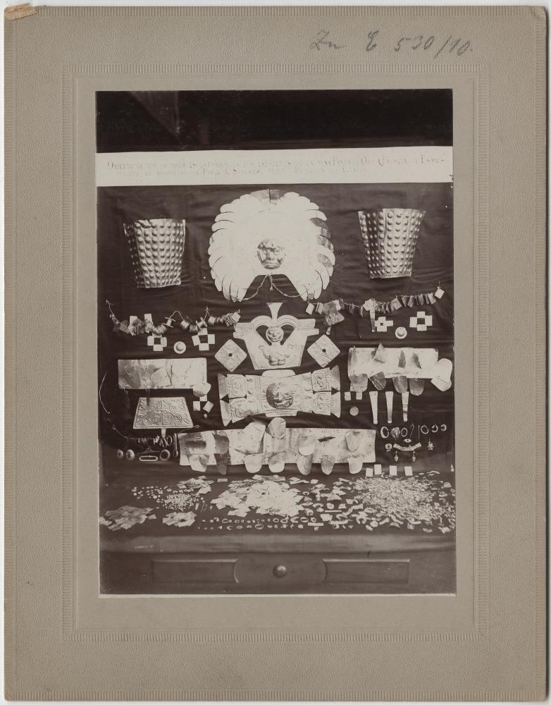 Verschiedene Goldobjekte (Sammlung Pablo Y. Sanchez, von einer Insel an der Mündung des Rio Carapas)