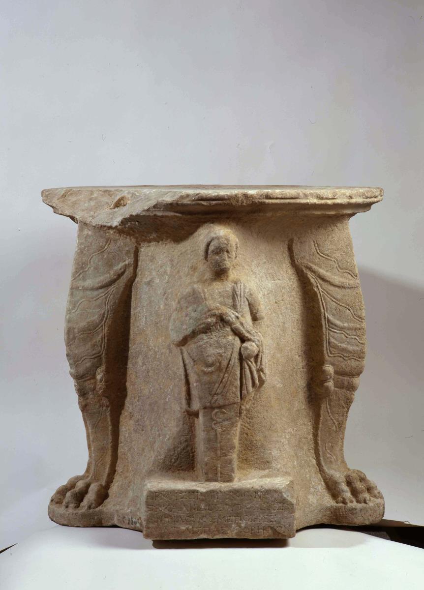 Marmorbasis in Form eines Dreifuβtisches mit Weihinschrift an Hermes Tychon