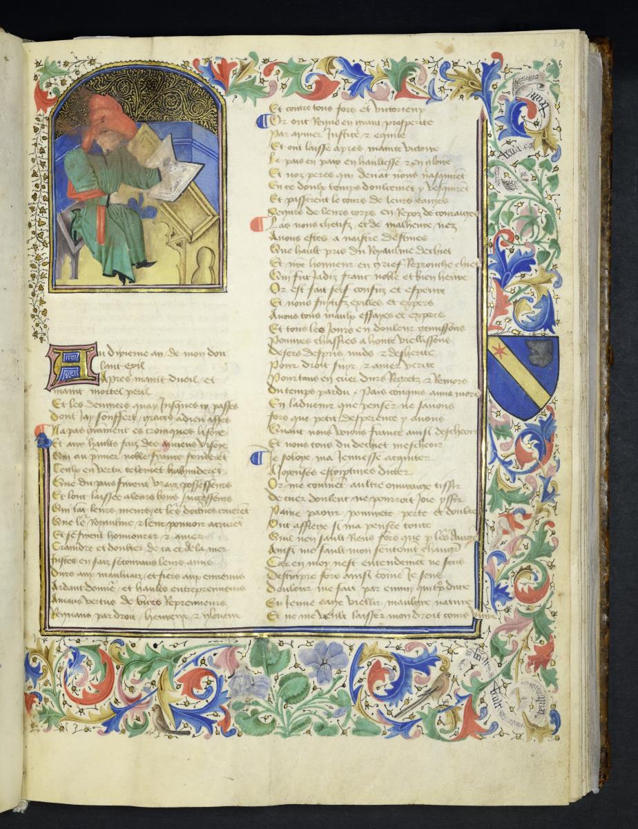 Alain Chartier, Oeuvres poetiques. Breite Rankenbordüre. Ein Mann im Kostüm der Zeit Karls VII. sitzt vor einem Lesepult, auf dem ein aufgeschlagenes Buch liegt