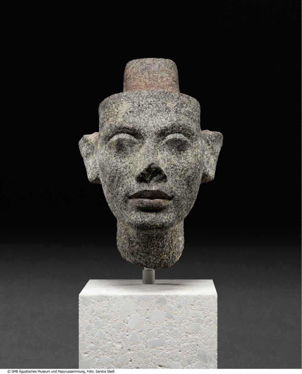 Kopf einer Statue der Königin Nofretete