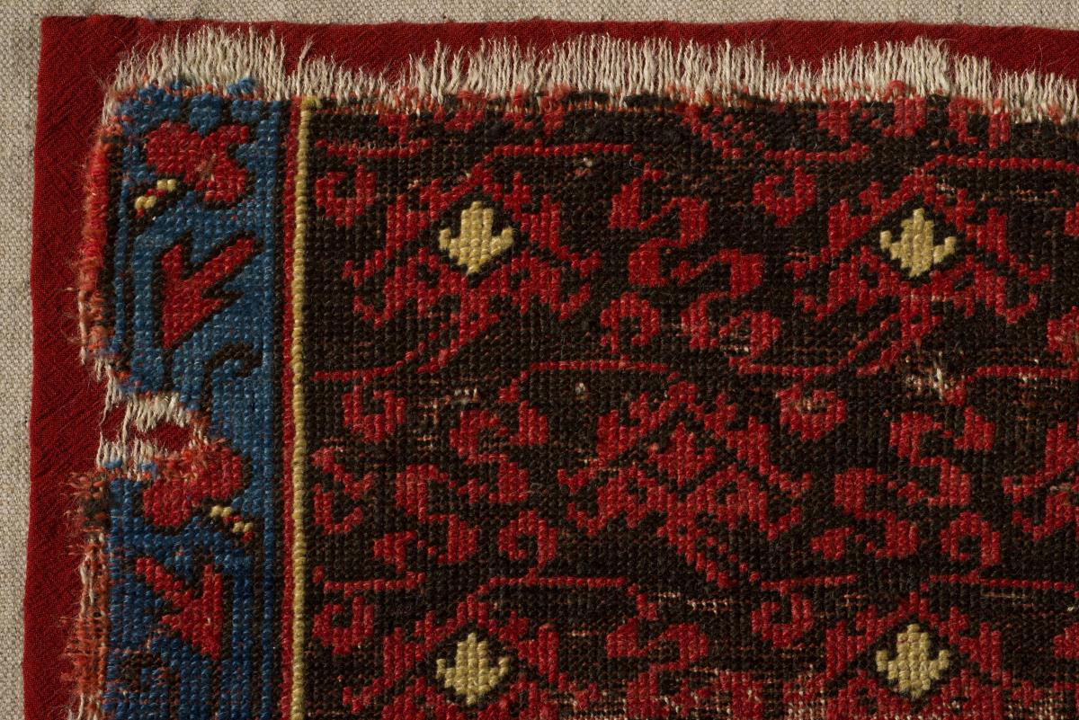 Bode-Teppich mit Blüten und Wolkenbändern