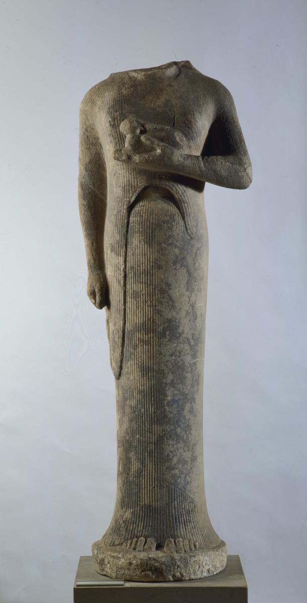 Frauenstatue mit Hasen als Weihgeschenk