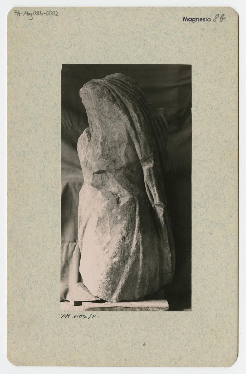 Fragment einer männlichen Gewandstatue aus Magnesia am Mäander