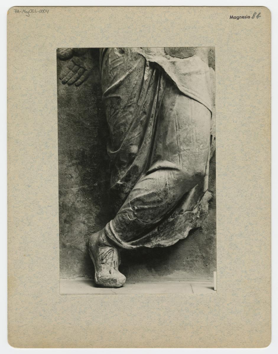 Magnesia am Mäander, Artemisaltar, Reliefplatte