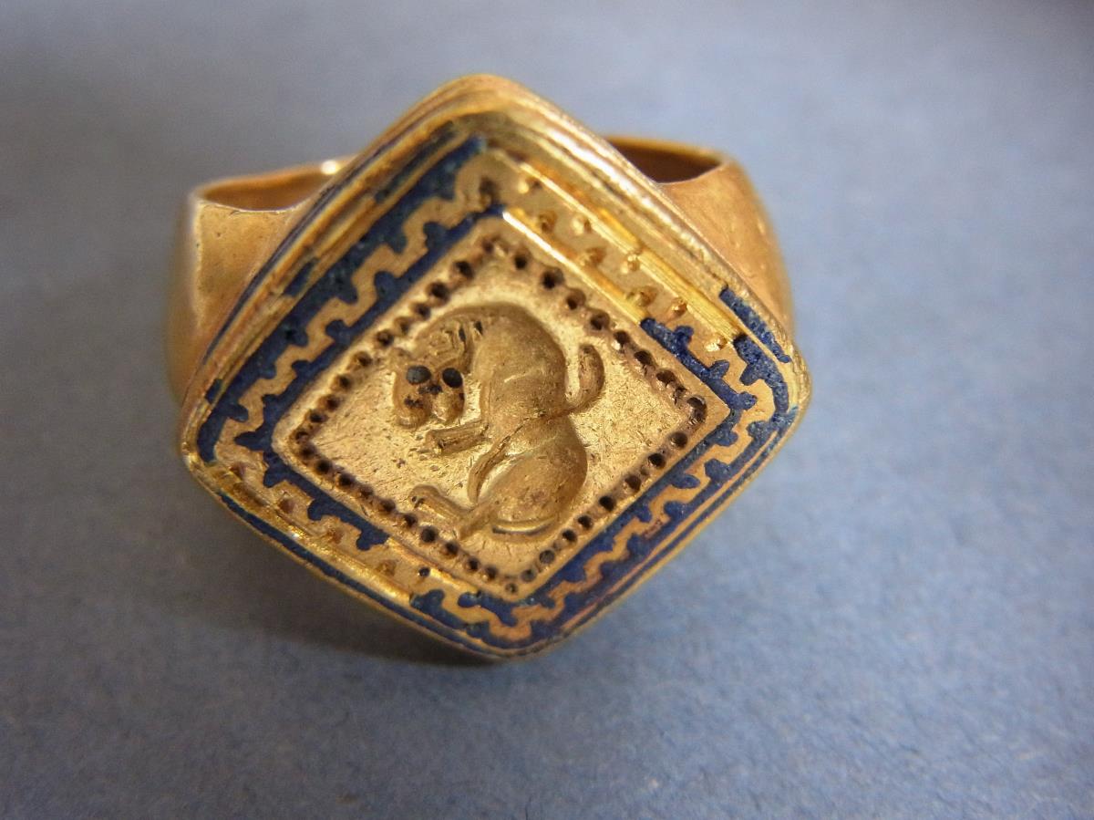 Goldring mit Siegelbild: Löwe